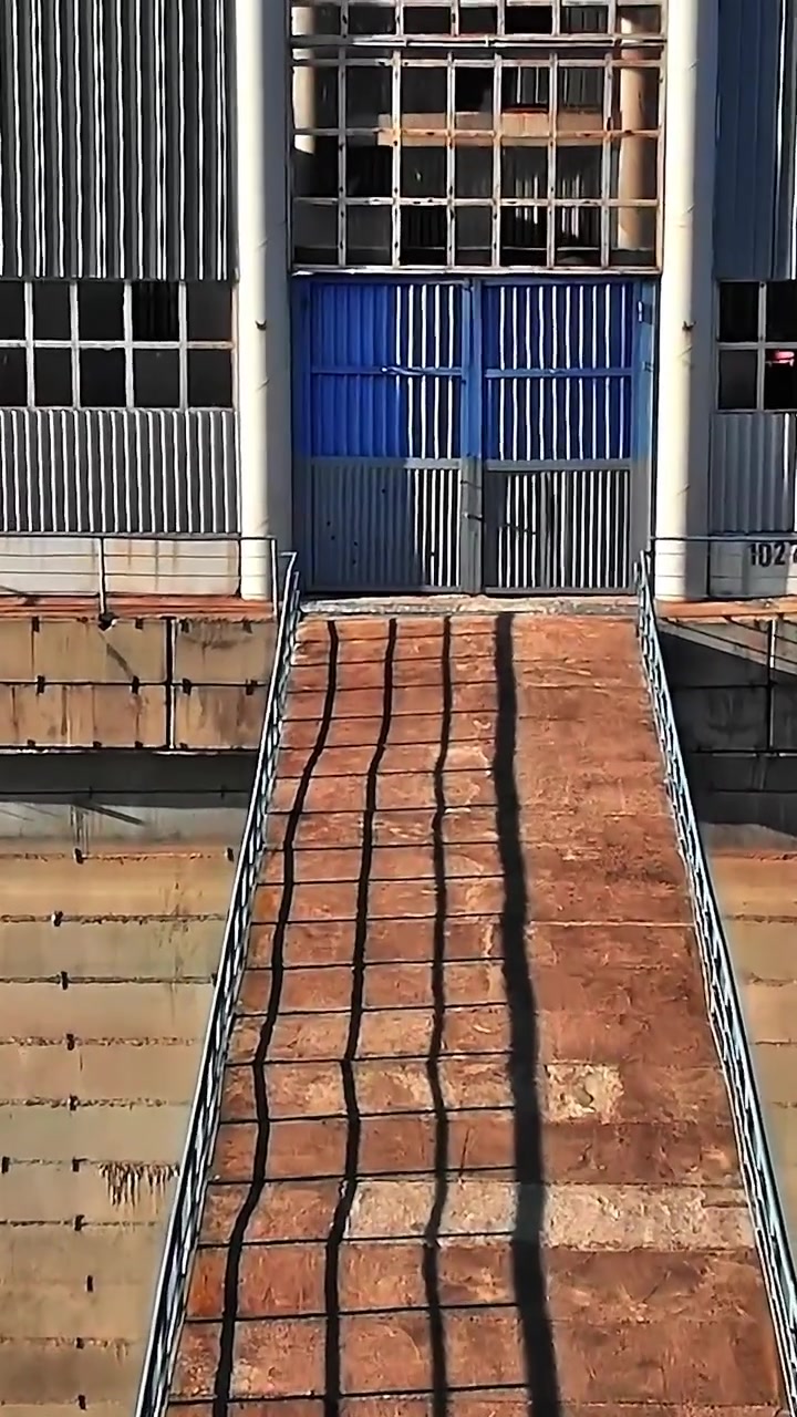 Struttura di torre d'acqua sul lago in Georgia, regione del Caucaso