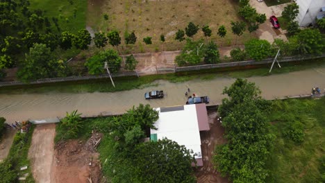 Luftdrohnenaufnahmen-Eines-Dorfes,-Das-Nach-Der-Regenzeit-In-Thailand-überschwemmt-Wurde