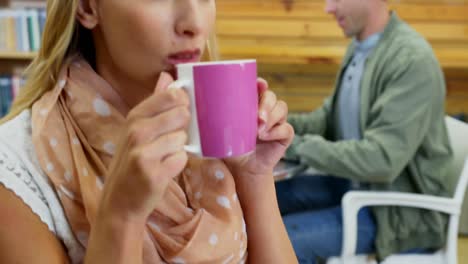 mujer hermosa tomando café 4k