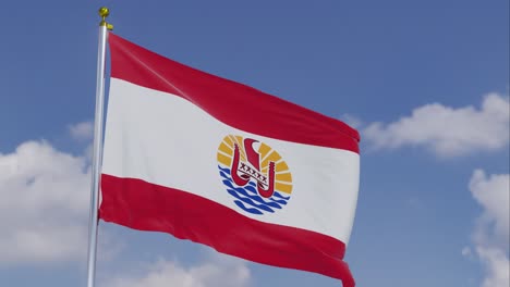 bandera de la polinesia francesa moviéndose en el viento con un cielo azul claro en el fondo, nubes moviéndose lentamente, asta de la bandera, cámara lenta