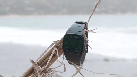 hiperpov lapse bajando por un camino de playa hacia un reloj colgado de una rama