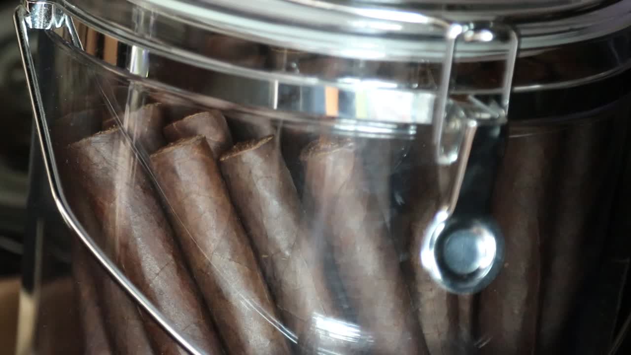 cigarros de tabaco hechos a mano en un frasco