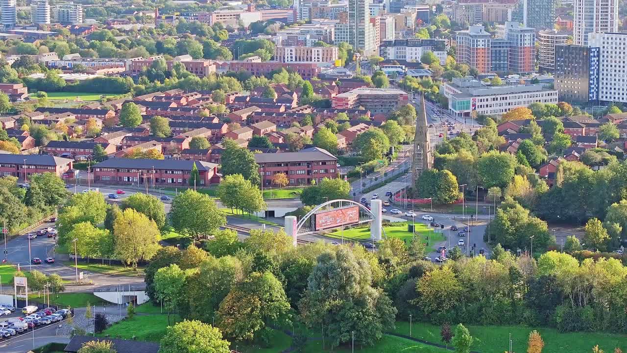 이 나는 날 맨체스터의 인구 밀집 지역을 촬영한 드론 촬영