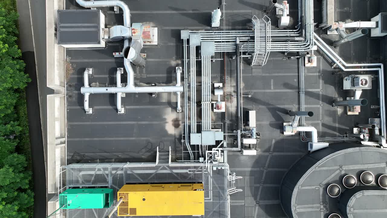 drone de arriba hacia abajo pan sobre techo sistema de ventilación de refrigeración hvac