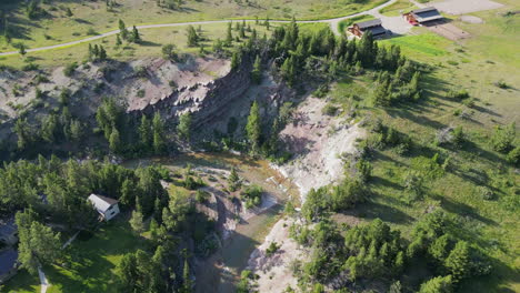 Felsklippe-Mit-Immergrünen-Bäumen-Neben-Dem-Fluss-Während-Des-Sonnenuntergangs