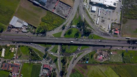 Top-Drohne-Blick-Auf-Eine-Kleeblatt-Kreuzung-Auf-Einer-Kleinen-Autobahn-In-Der-Charmanten-Stadt-Chalco,-Mexiko