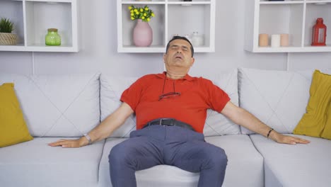 ⁇ 은이는 집에서 휴식을 취하고 휴식을 취합니다.
