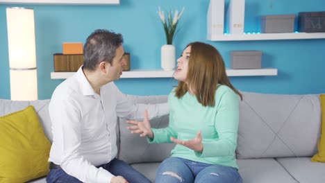un padre calmando a su hija adolescente que está teniendo una crisis nerviosa.