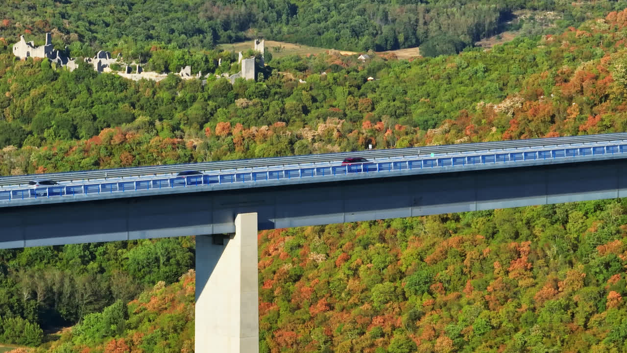 크로아티아의 이스트리아에 있는 고속도로 a9 e751에 있는 다리에 있는 트래픽의 텔레포토 드론