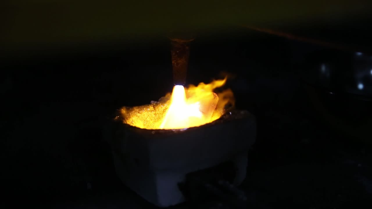 암시장을 위해 녹은 아마존 열대우림 환경에서 불법적으로 채굴된 금