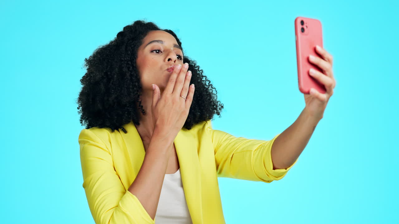 Segno della pace, bacio e selfie di donna in uno studio