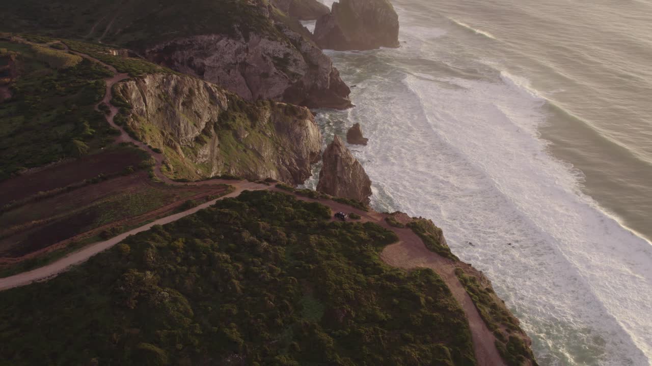 Ripresa aerea in tilt-up della costa portoghese vicino a Cabo da Roca al tramonto.