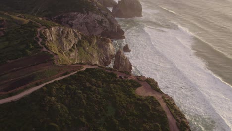 fotografía de la costa portuguesa cerca de cabo da roca durante la puesta de sol, inclinación aérea