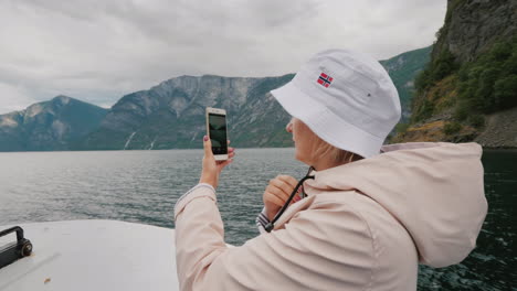 Eine-Frau-Hat-Einen-Schönen-Blick-Auf-Den-Fjord-In-Norwegen-Segelt-Auf-Einem-Kleinen-Kreuzfahrtschiff-4k-Video