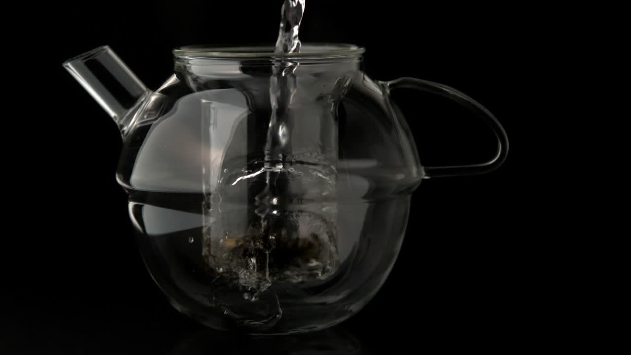 물 을 유리 차 비 에 부어 놓은 차