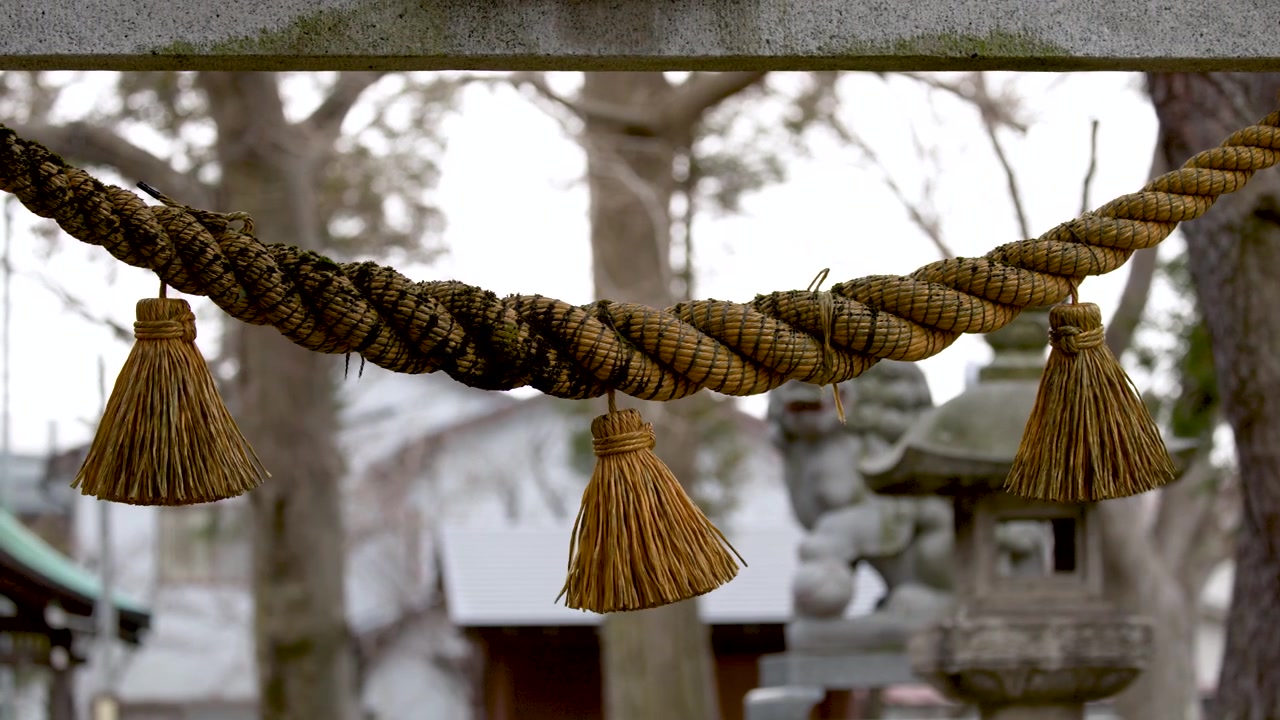 Close-up de uma corda grossa de palha pendurada em um santuário xintoísta em Kanazawa, Japão