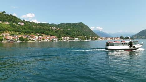 Touristisches-Boot,-Das-Auf-Dem-Ortasee-Fährt-Und-Vom-Kleinen-Dorf-Pella-In-Italien-Abfährt