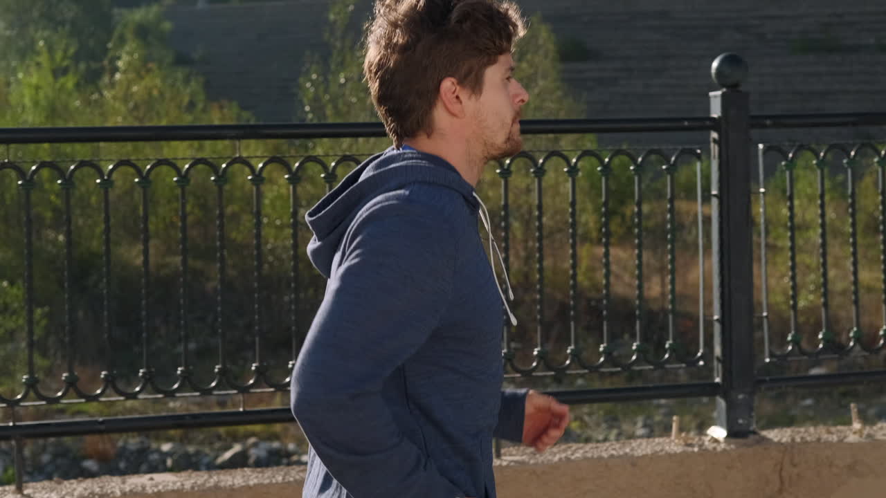 야외에서 달리는 남자