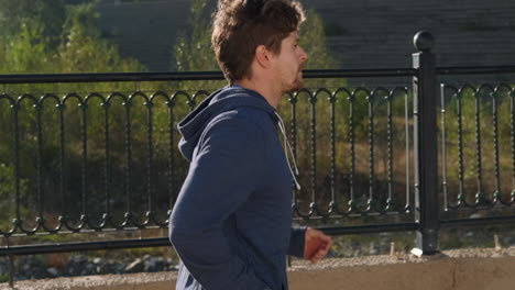 hombre corriendo al aire libre