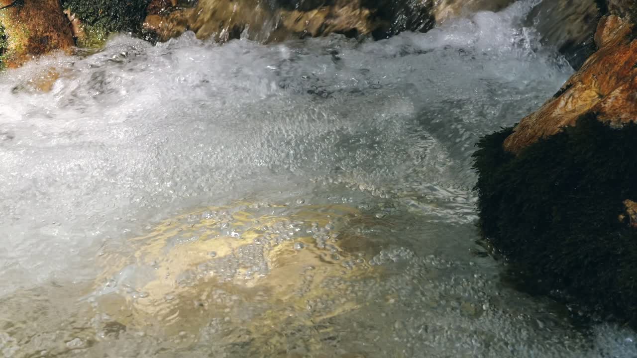Primo piano di un torrente impetuoso nella natura