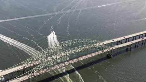 Una-Vista-Aérea-Del-Gran-Puente-De-La-Bahía-Sur-En-Una-Mañana-Nublada