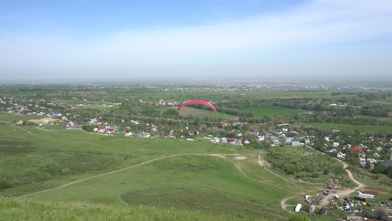 산에서 패러글라이딩. 초록색, 언덕