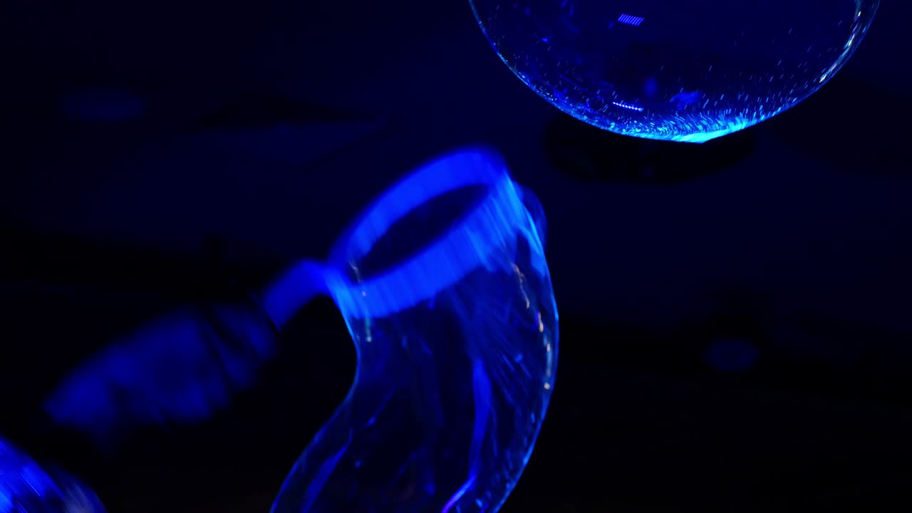 어 속에서 큰 비누 거품, 네온 파란색. 클로즈업