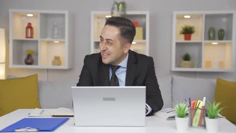 El-Hombre-Trabajador-De-Oficina-En-Casa-Es-Divertido-Y-Alegre.