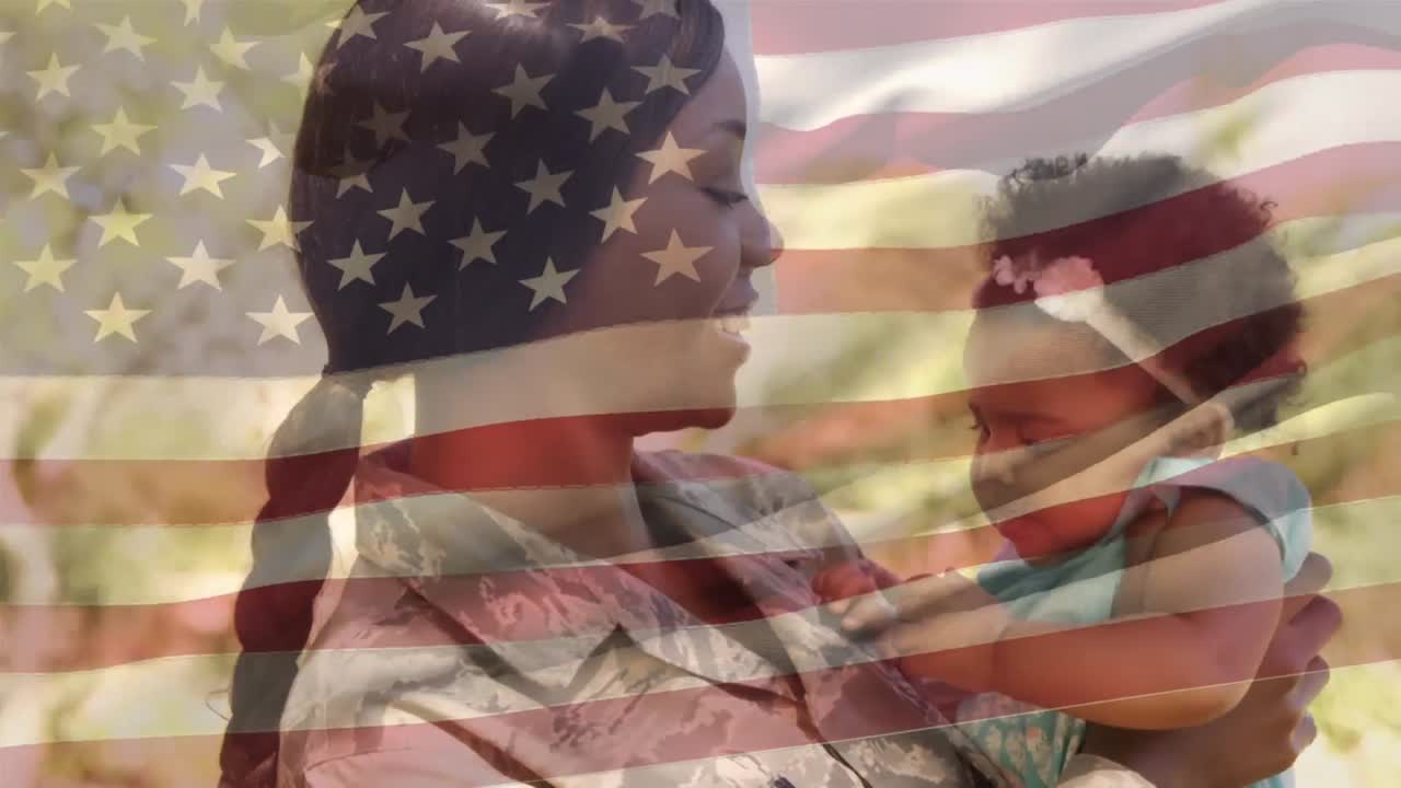 soldado cargando felizmente a su hija