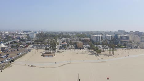 Panorámica-Aérea-Sobre-La-Playa-De-Santa-Mónica-En-Una-Mañana-De-Verano