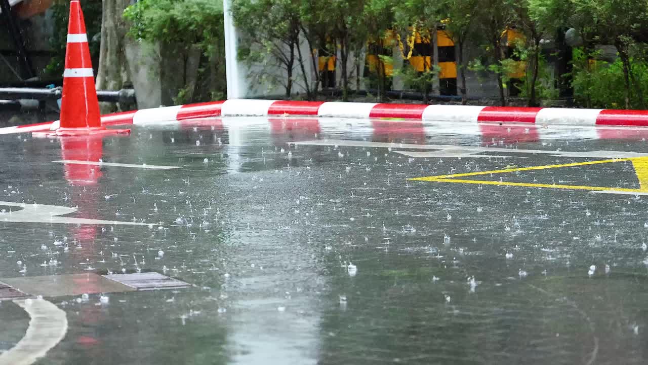 도시 거리에서 많은 비가 내린다.