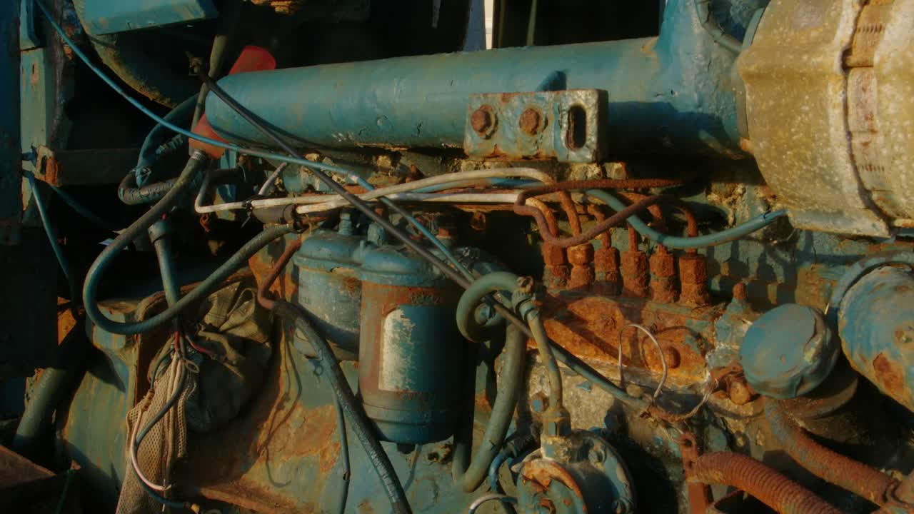 Rusty engine on a traktor.