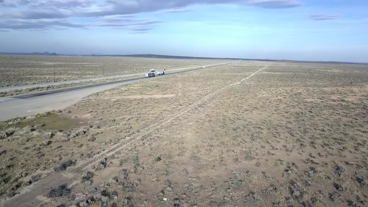 una carretera interminable que no conduce a ninguna parte, aurora del sol
