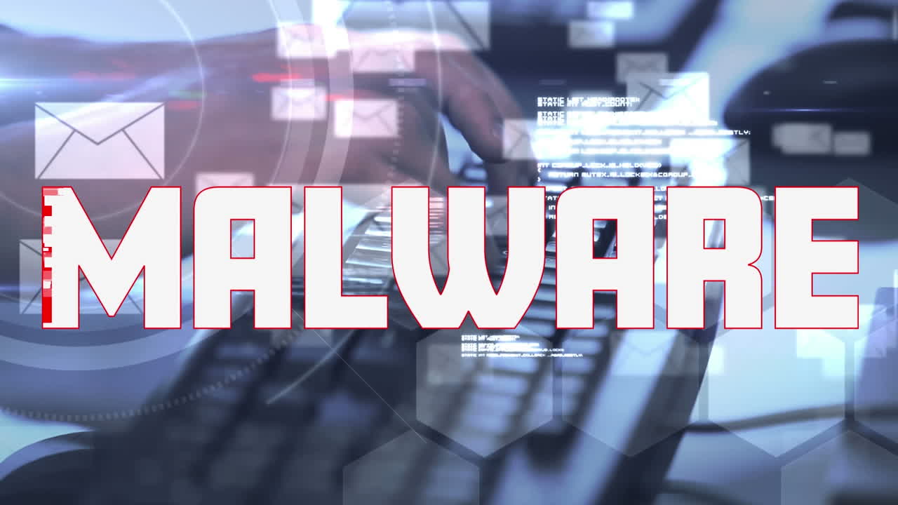 animación de texto de malware y iconos de sobres sobre mujer trabajando en la oficina