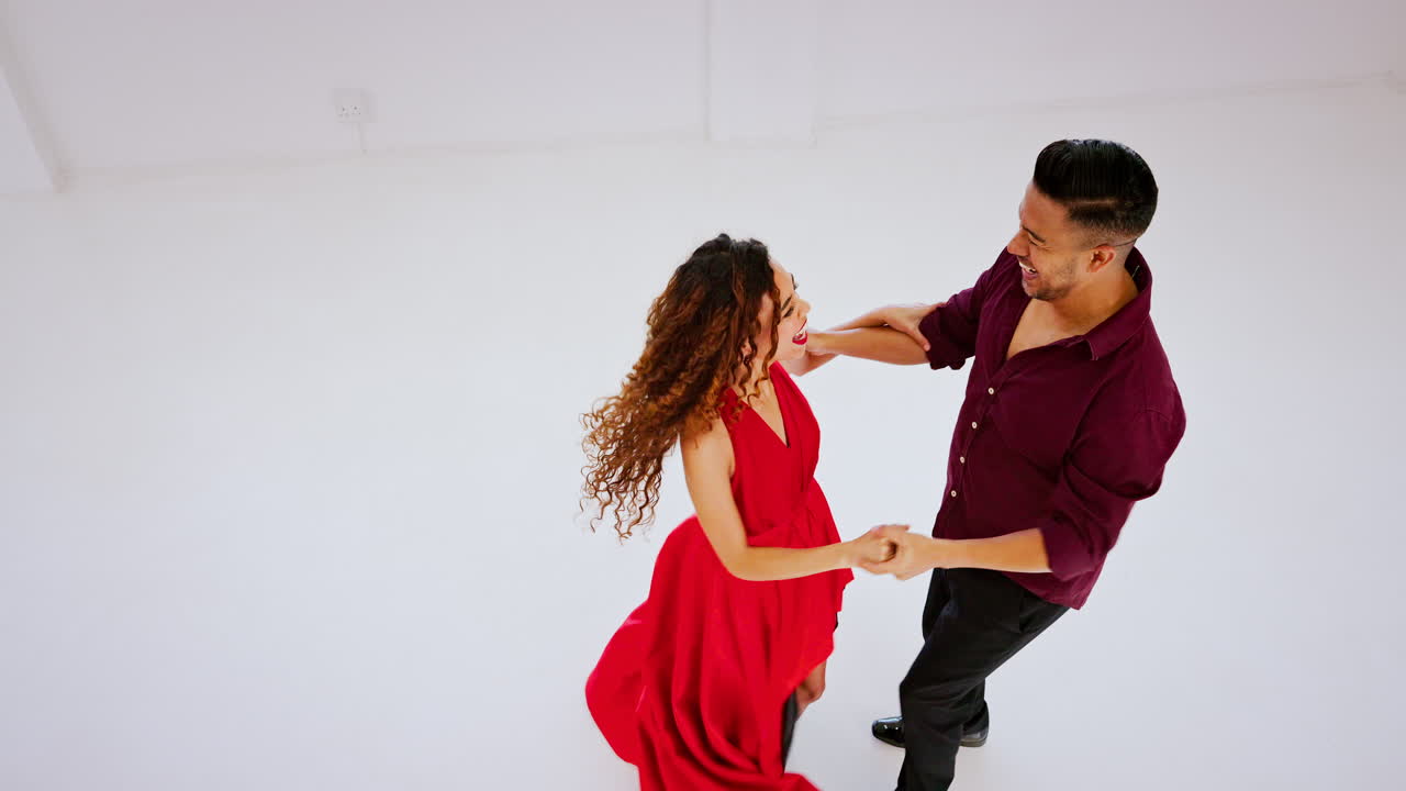 baile, pareja y bailarina de salsa