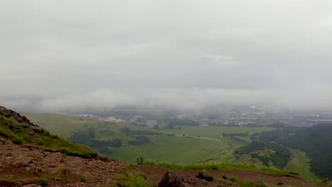 Vista-Panorámica-Panorámica-Del-Paisaje-Desde-La-Cumbre-De-Arthur&#39;s-Seat-En-El-Parque-Holyrood-Con-Vistas-A-Edimburgo,-Escocia