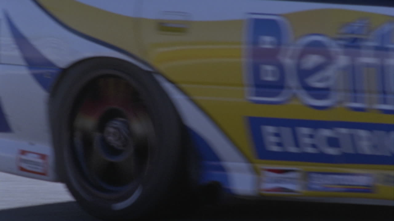 гоночный автомобиль мчится по трассе