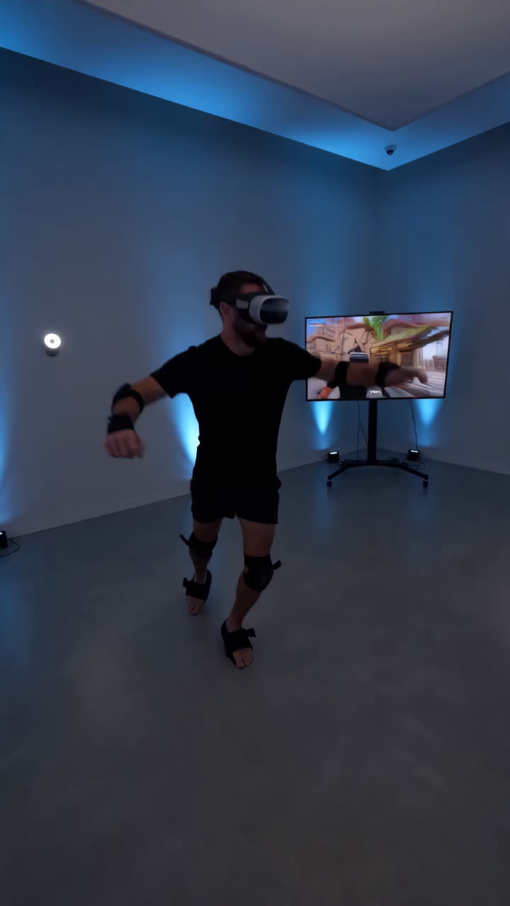 Atleta che si allena in uno studio illuminato di blu indossando un visore VR e sensori di movimento, con un gioco di gambe dinamico.