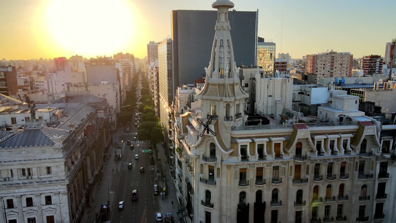 снижение с воздуха на отреставрированное здание кофейни "эль молино" и башню с ветряными мельницами на закате в оживленном буэнос-айресе