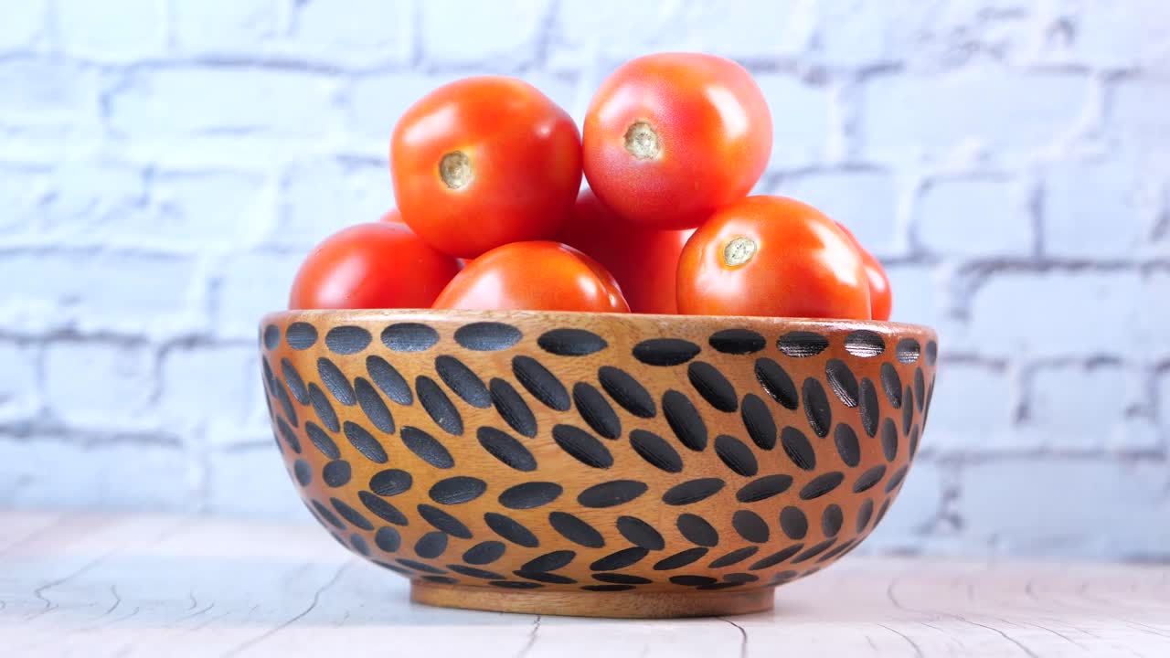 나무 그에 넣은 토마토