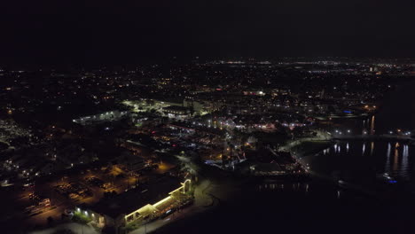 San-Diego-California-Antena-V115-Cinemático-Drone-Sobrevuela-La-Bahía-Hacia-La-Isla-Coronado-Capturando-El-Paisaje-Urbano-Iluminado-Del-Vecindario-Por-La-Noche---Filmado-Con-Mavic-3-Cine---Septiembre-De-2022