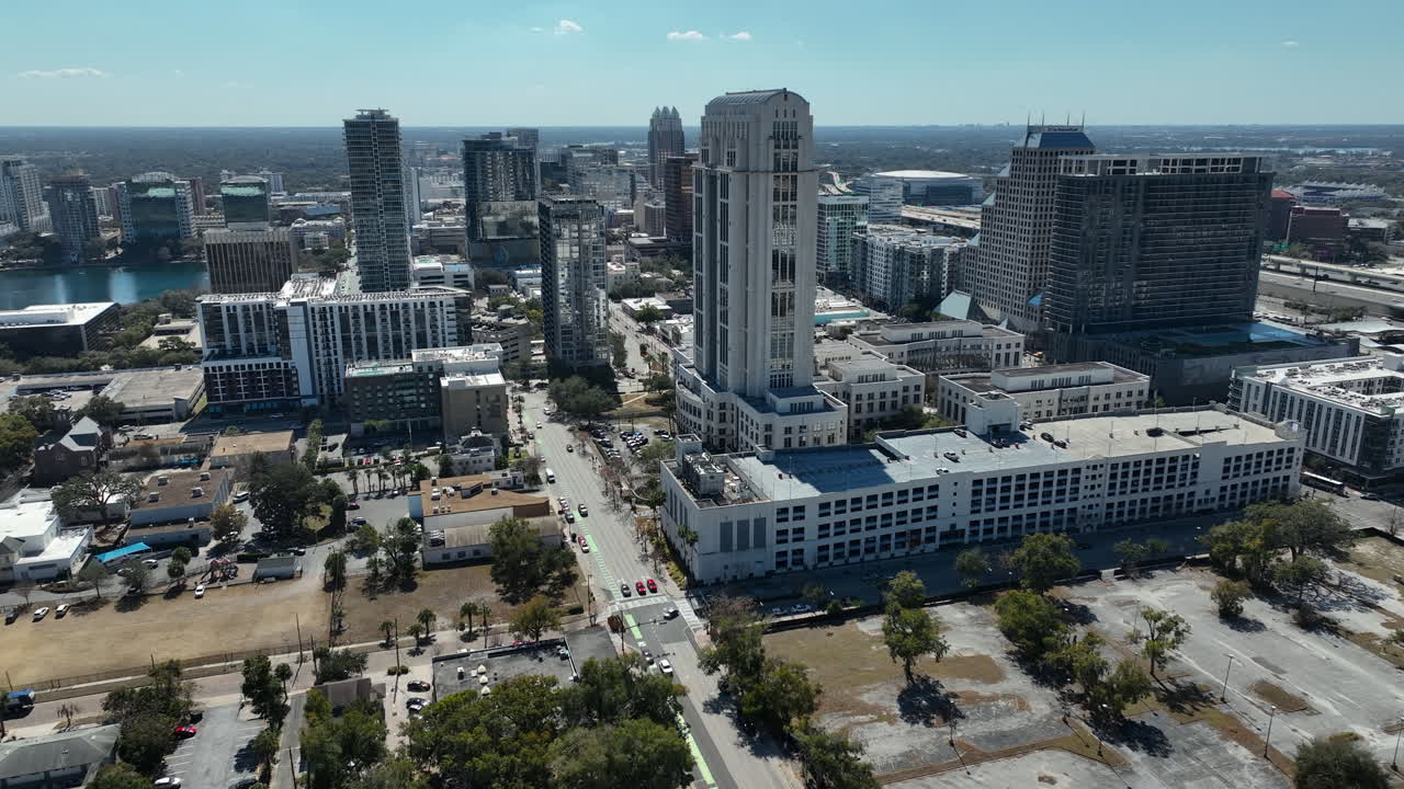 Belo Clipe de Drone em uma Tarde Ensolarada no Centro de Orlando, FL