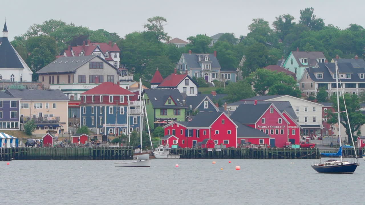 흐린 날 캐나다 노바 스코샤의 작고 다채로운 커뮤니티 타운