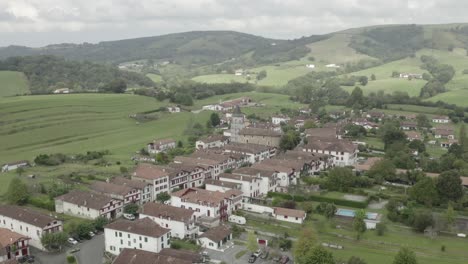 Pueblo-De-Ainhoa-Y-Paisaje-Rural-En-Los-Pirineos-Atlánticos,-Nueva-Aquitania,-Francia