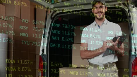 animación del procesamiento de datos financieros sobre el hombre de entrega que sostiene el clipboard fuera del almacén