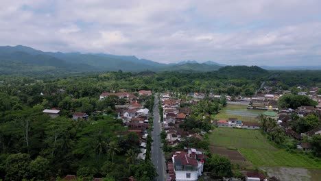 Vista-Aérea-De-Un-Camino-Recto-Que-Conduce-Directamente-Al-Templo-De-Borobudur