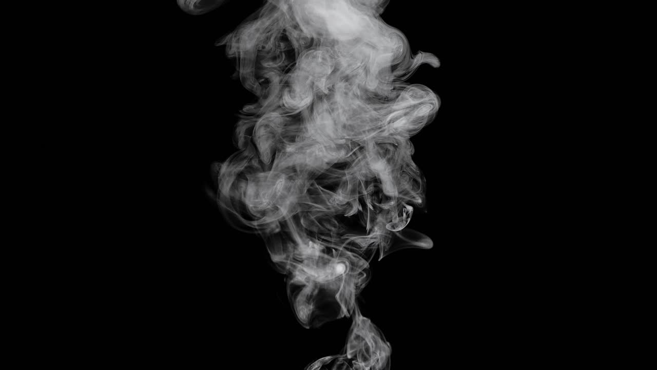 дым распыляется на черном фоне