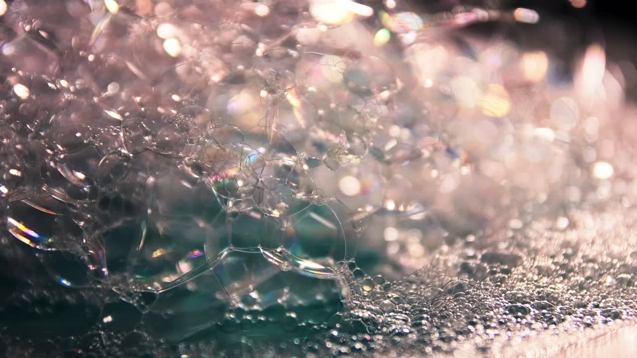 회전 슬로우 모션 및 파란색 복사 공간 배경이 있는 예술적 흐림 거품 및 점