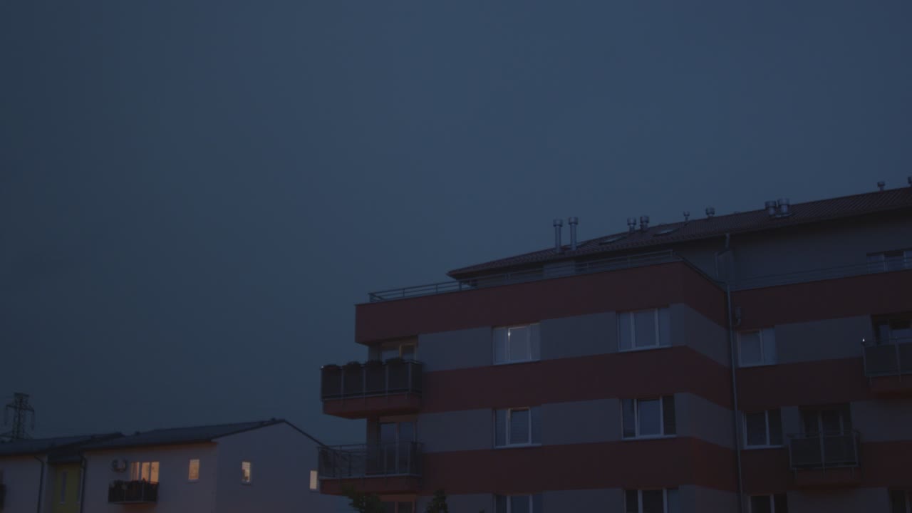 естественное явление молнии небо над домом. вспышки света сопровождают гору