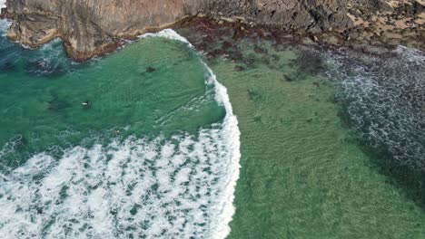 Surfer,-Der-Auf-Den-Wellen-Des-Ozeans-In-Der-Nähe-Der-Landzunge-Norries-Im-Australischen-Bundesstaat-New-South-Wales-Reitet